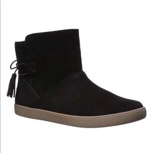 Koolaburra by UGG suede Skyller Boots Your go to Spring Boot! 🌼